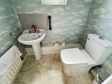 4 bedroom Detached house for sale in Newton Road, Burton-On-Trent, DE15