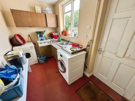 4 bedroom Detached house for sale in Newton Road, Burton-On-Trent, DE15