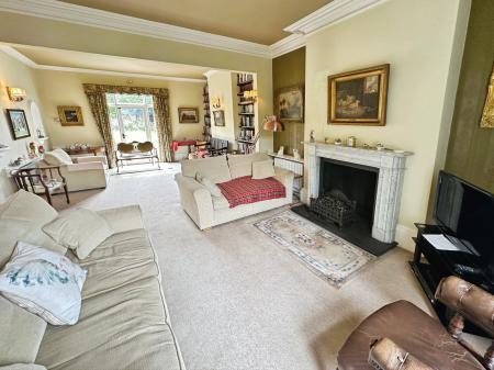 4 bedroom Detached house for sale in Newton Road, Burton-On-Trent, DE15
