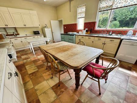 4 bedroom Detached house for sale in Newton Road, Burton-On-Trent, DE15