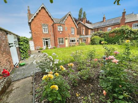 4 bedroom Detached house for sale in Newton Road, Burton-On-Trent, DE15