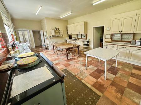 4 bedroom Detached house for sale in Newton Road, Burton-On-Trent, DE15