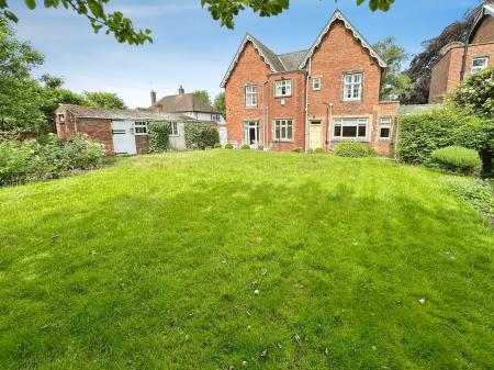 4 bedroom Detached house for sale in Newton Road, Burton-On-Trent, DE15