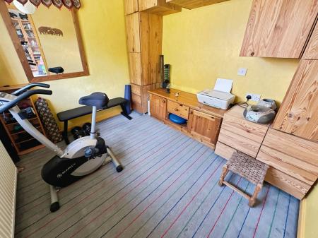 4 bedroom Semi-detached house for sale in Denton Road, Burton-On-Trent, DE13