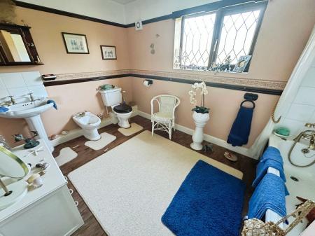 4 bedroom Detached house for sale in Henhurst Hill, Burton-On-Trent, DE13