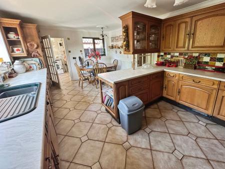 4 bedroom Detached house for sale in Henhurst Hill, Burton-On-Trent, DE13