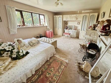 4 bedroom Detached house for sale in Henhurst Hill, Burton-On-Trent, DE13