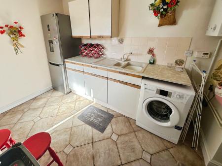 4 bedroom Detached house for sale in Henhurst Hill, Burton-On-Trent, DE13