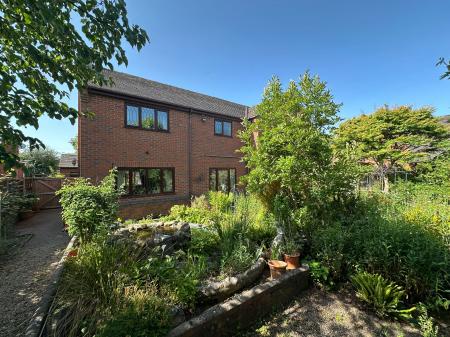 4 bedroom Detached house for sale in Henhurst Hill, Burton-On-Trent, DE13