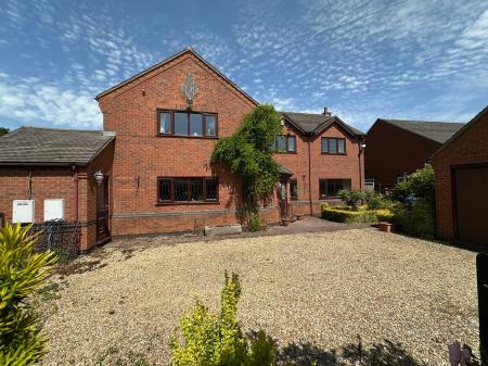 4 bedroom Detached house for sale in Henhurst Hill, Burton-On-Trent, DE13