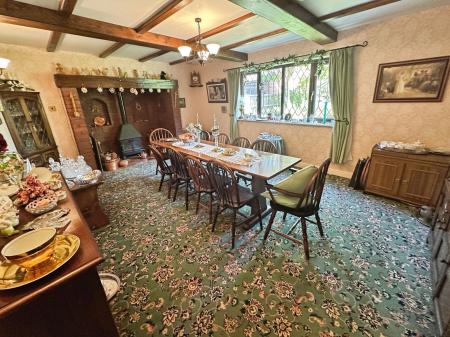 4 bedroom Detached house for sale in Henhurst Hill, Burton-On-Trent, DE13