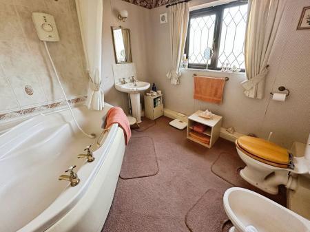 4 bedroom Detached house for sale in Henhurst Hill, Burton-On-Trent, DE13