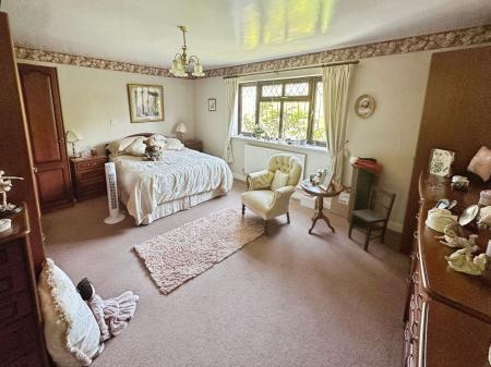 4 bedroom Detached house for sale in Henhurst Hill, Burton-On-Trent, DE13