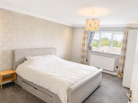 5 bedroom Detached house for sale in Cambrian Way, Swadlincote, DE11