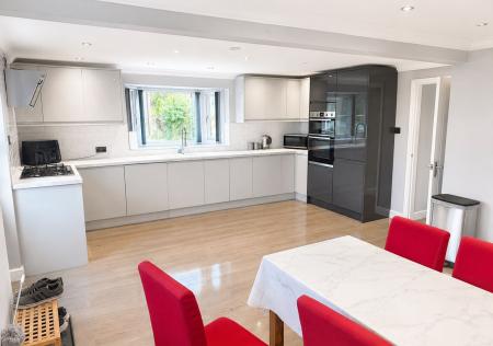 5 bedroom Detached house for sale in Cambrian Way, Swadlincote, DE11