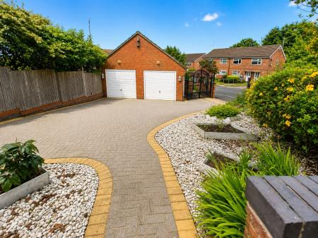 5 bedroom Detached house for sale in Cambrian Way, Swadlincote, DE11