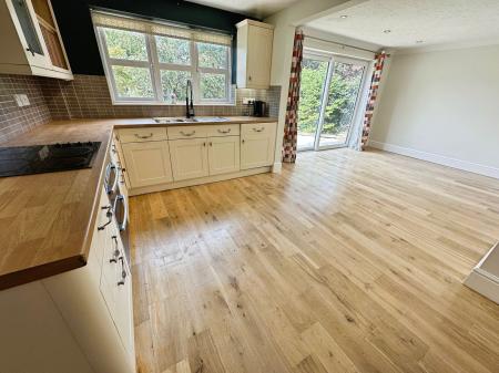 5 bedroom Detached house for sale in Ashworth Avenue, Burton-On-Trent, DE15