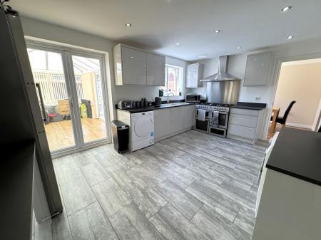4 bedroom Detached house for sale in Frank Bodicote Way, Swadlincote, DE11