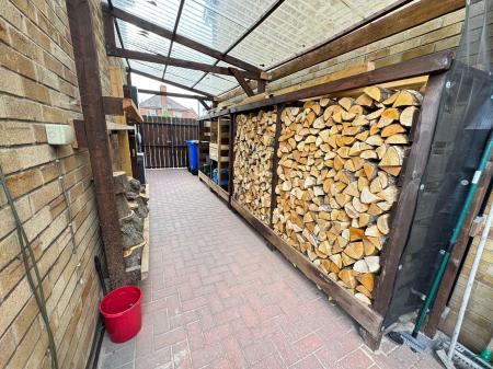 4 bedroom Detached house for sale in Holme Farm Avenue, Burton-On-Trent, DE15