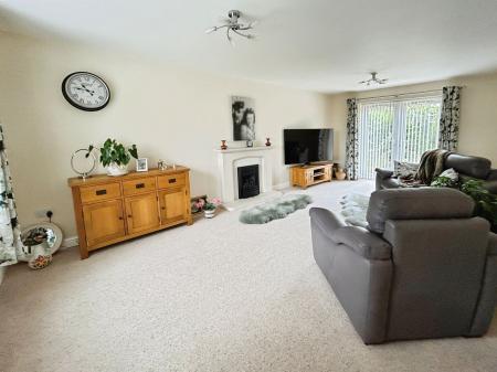 4 bedroom Detached house for sale in Wilson Way, Burton-On-Trent, DE13