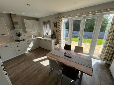 3 bedroom Semi-detached house to let in Castle Close, Stretton, DE13