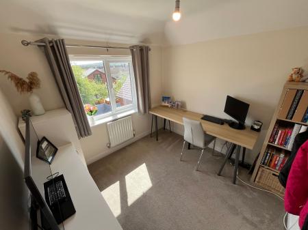 3 bedroom Semi-detached house to let in Castle Close, Stretton, DE13
