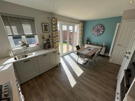3 bedroom Semi-detached house to let in Castle Close, Stretton, DE13
