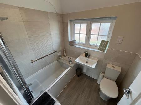 3 bedroom Semi-detached house to let in Castle Close, Stretton, DE13