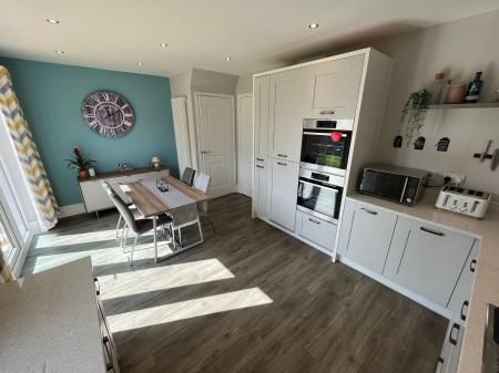 3 bedroom Semi-detached house to let in Castle Close, Stretton, DE13
