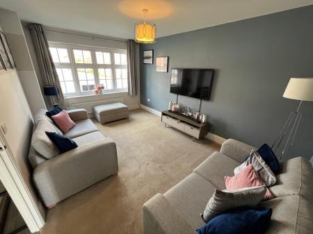 3 bedroom Semi-detached house to let in Castle Close, Stretton, DE13
