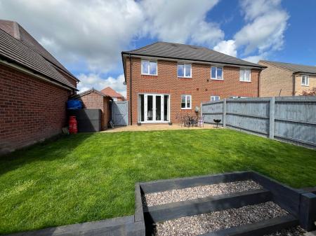 3 bedroom Semi-detached house to let in Castle Close, Stretton, DE13