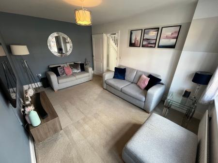 3 bedroom Semi-detached house to let in Castle Close, Stretton, DE13