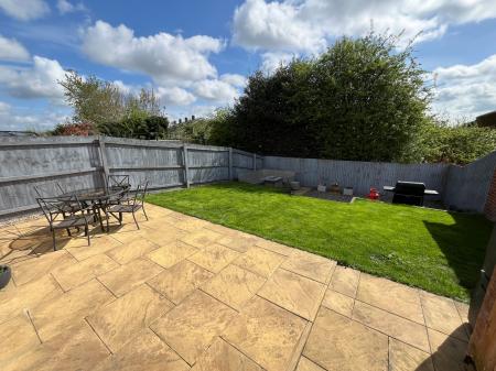 3 bedroom Semi-detached house to let in Castle Close, Stretton, DE13