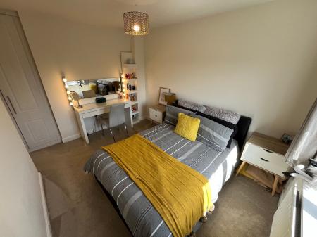 3 bedroom Semi-detached house to let in Castle Close, Stretton, DE13
