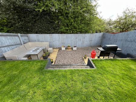 3 bedroom Semi-detached house to let in Castle Close, Stretton, DE13
