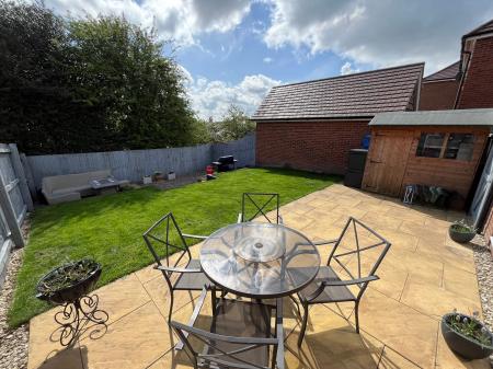 3 bedroom Semi-detached house to let in Castle Close, Stretton, DE13
