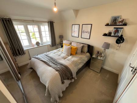 3 bedroom Semi-detached house to let in Castle Close, Stretton, DE13