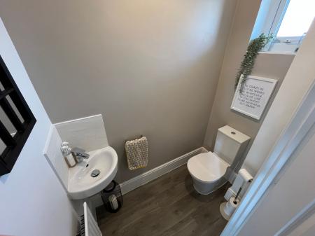 3 bedroom Semi-detached house to let in Castle Close, Stretton, DE13