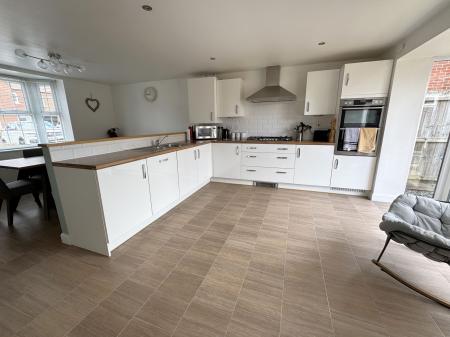 4 bedroom Detached house for sale in Galloway Road, Drakelow, DE15