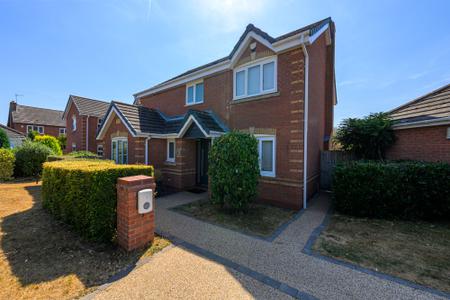 4 bedroom Detached house to let in Daybell Road, Moira, DE12