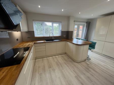 4 bedroom Detached house to let in Daybell Road, Moira, DE12