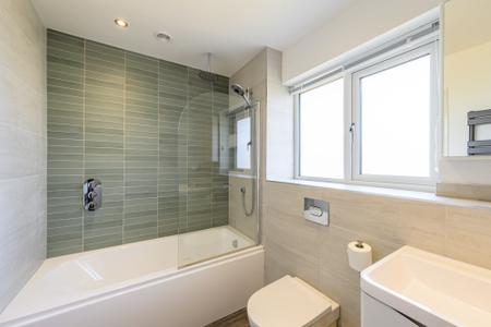 4 bedroom Detached house to let in Daybell Road, Moira, DE12