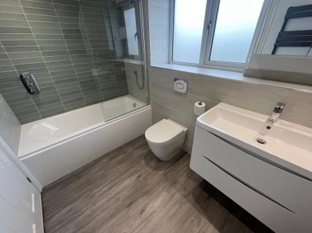 4 bedroom Detached house to let in Daybell Road, Moira, DE12