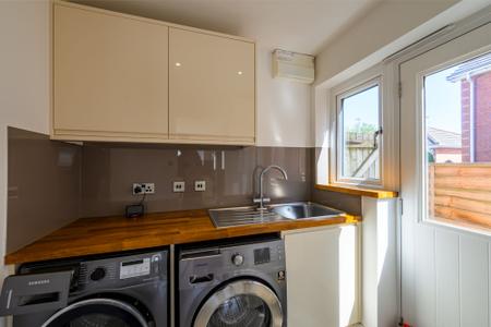 4 bedroom Detached house to let in Daybell Road, Moira, DE12
