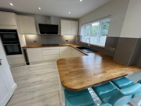 4 bedroom Detached house to let in Daybell Road, Moira, DE12