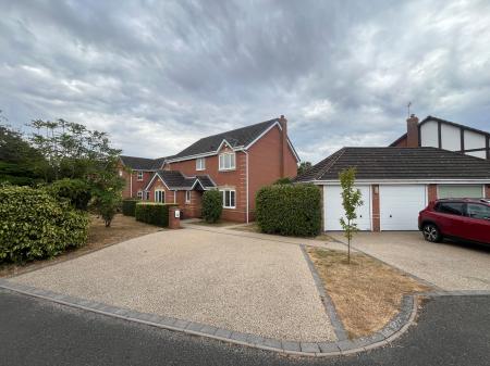 4 bedroom Detached house to let in Daybell Road, Moira, DE12