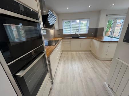 4 bedroom Detached house to let in Daybell Road, Moira, DE12