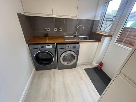 4 bedroom Detached house to let in Daybell Road, Moira, DE12