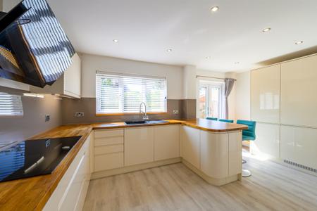 4 bedroom Detached house to let in Daybell Road, Moira, DE12