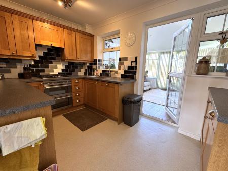2 bedroom Semi-detached house for sale in Finch Close, Woodville, DE11
